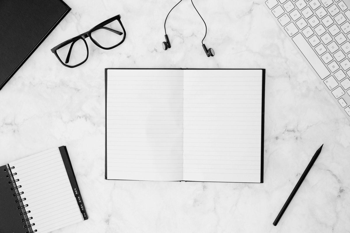 Cuaderno abierto para anotar el informe de auditoría